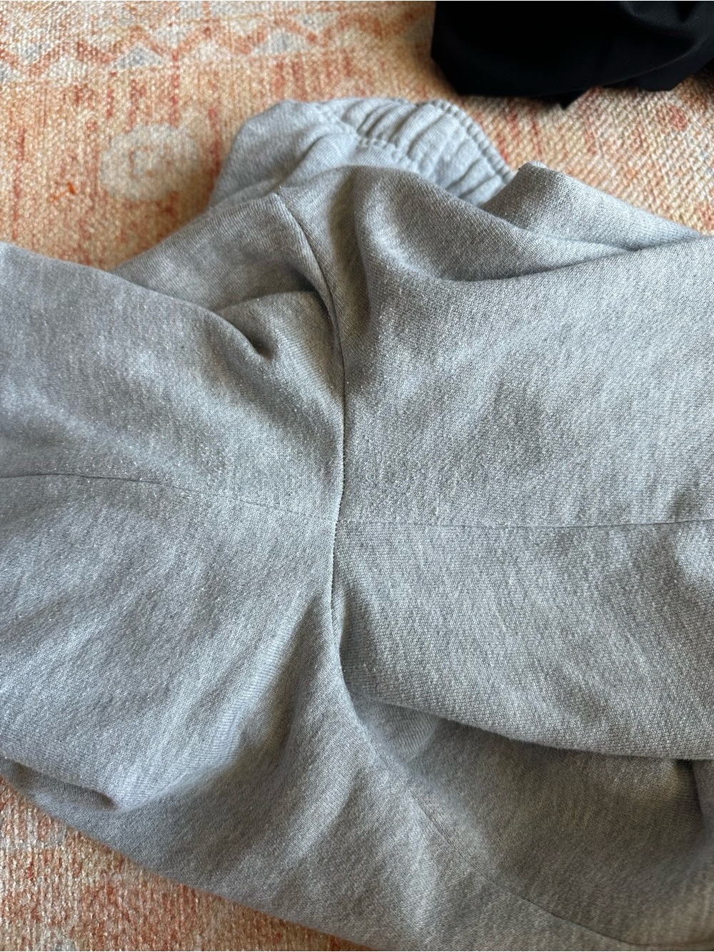 Alo Accolade sweatpant in athletic Heather grey fits like a small oversized - Picture 9 of 10